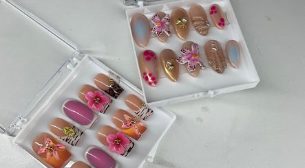 Collection artistique de faux ongles floraux chez Laul and Nails, La Garenne-Colombes, Île-de-France, FR.