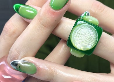 Nail art vert élégant chez Laul and Nails, La Garenne-Colombes, Île-de-France, FR.