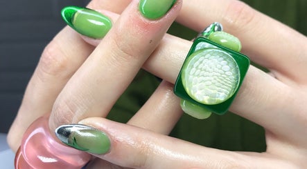 Nail art vert élégant chez Laul and Nails, La Garenne-Colombes, Île-de-France, FR.