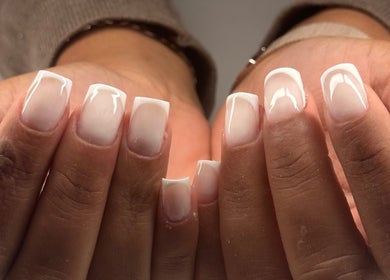 French manucure raffinée à Laul and Nails, La Garenne-Colombes, Île-de-France, FR.