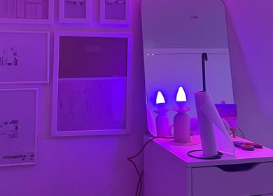 Table lumineuse et décor à Laul and Nails, La Garenne-Colombes, Île-de-France, FR, créant une atmosphère relaxante.