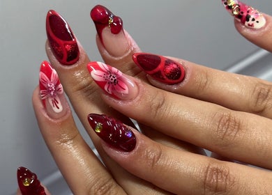 Conception d'ongles florale rouge chez Laul and Nails, La Garenne-Colombes, Île-de-France, FR.