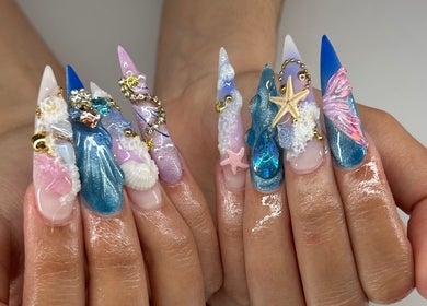 Art ongles océan chez Laul and Nails, La Garenne-Colombes, Île-de-France, FR, avec motifs marins et perles.