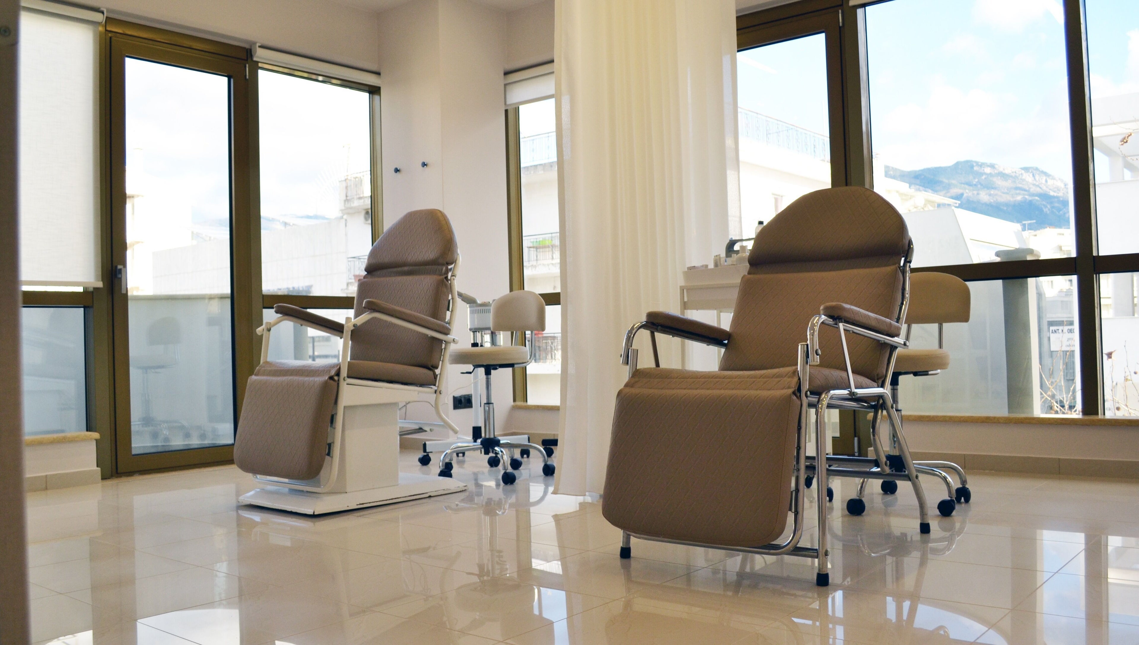 Εσωτερικό Medi Well Kalamata, Καλαμάτα, GR με άνετες πολυθρόνες για χαλαρωτική περιποίηση ομορφιάς.