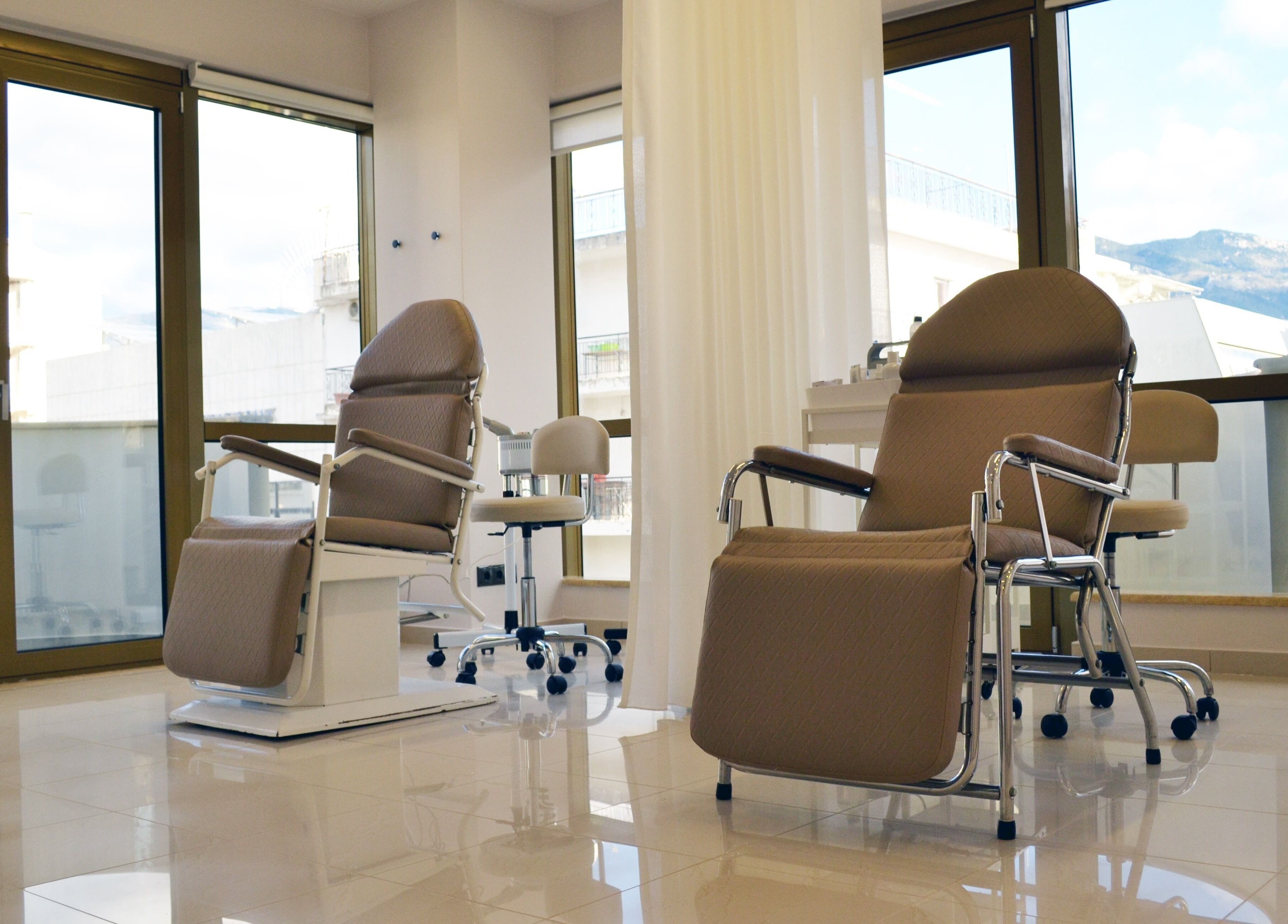 Εσωτερικό Medi Well Kalamata, Καλαμάτα, GR με άνετες πολυθρόνες για χαλαρωτική περιποίηση ομορφιάς.