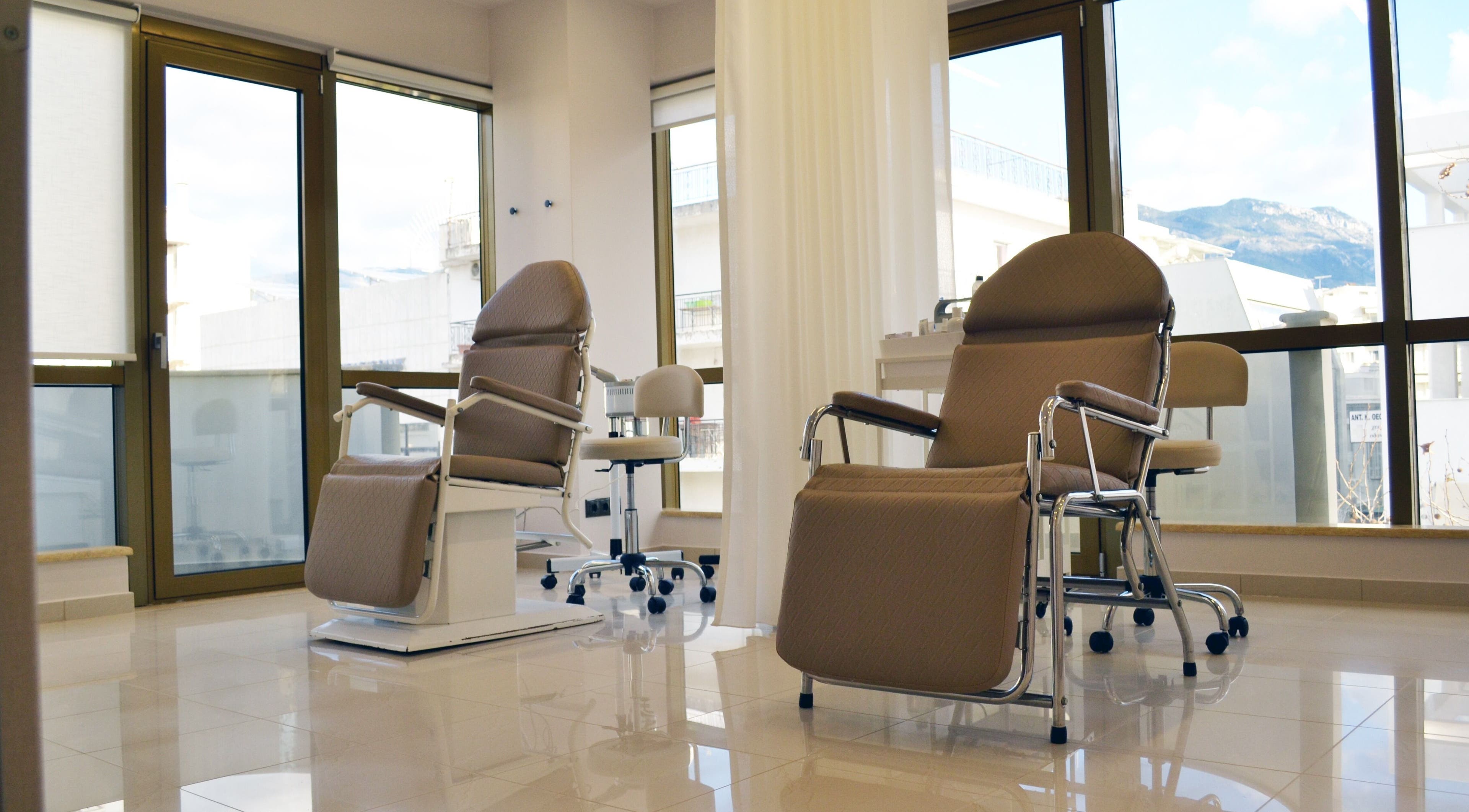 Εσωτερικό Medi Well Kalamata, Καλαμάτα, GR με άνετες πολυθρόνες για χαλαρωτική περιποίηση ομορφιάς.