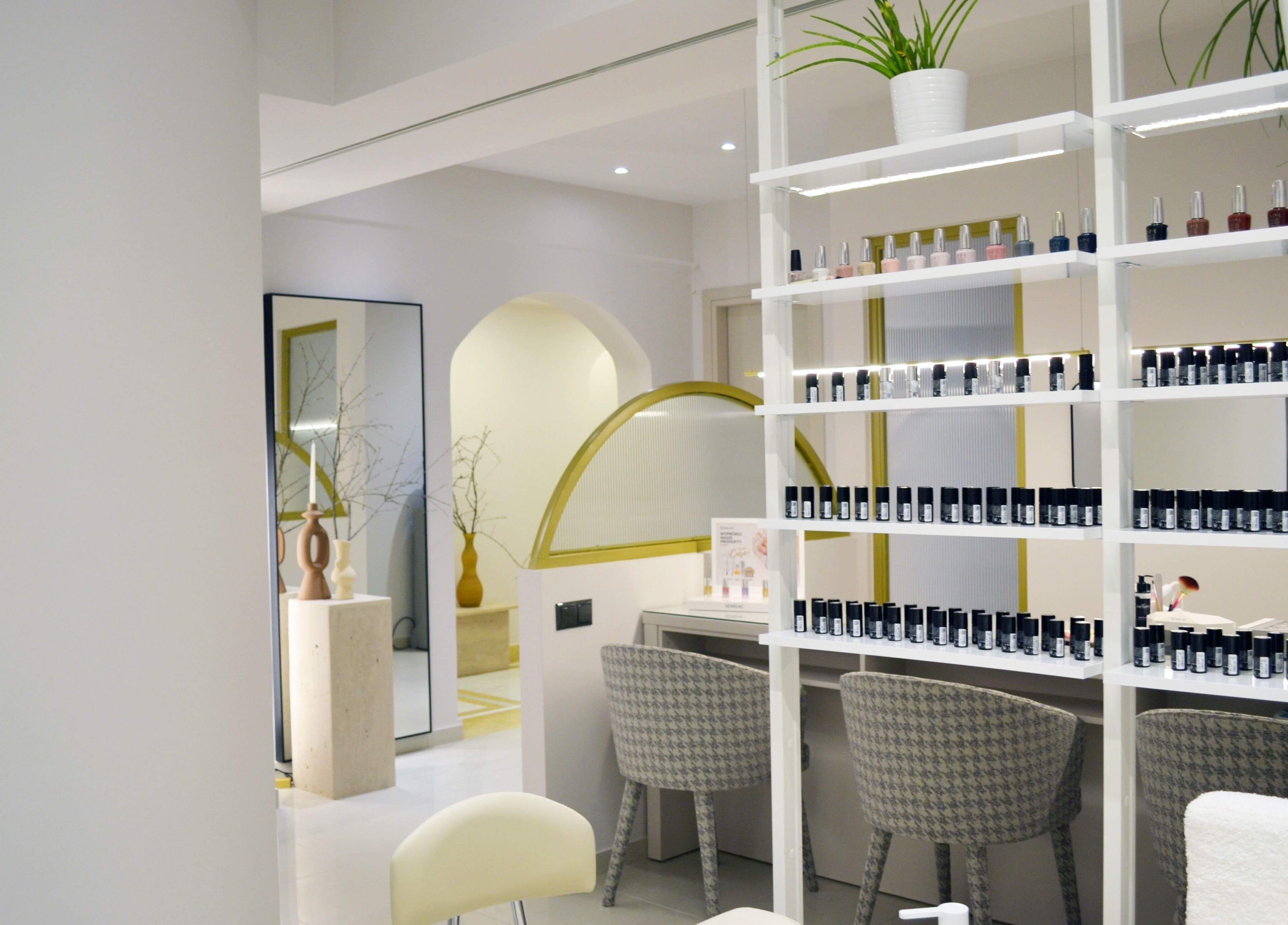 Μοντέρνος χώρος ομορφιάς στο Medi Well Kalamata, Καλαμάτα, GR με κομψά έπιπλα και προϊόντα.