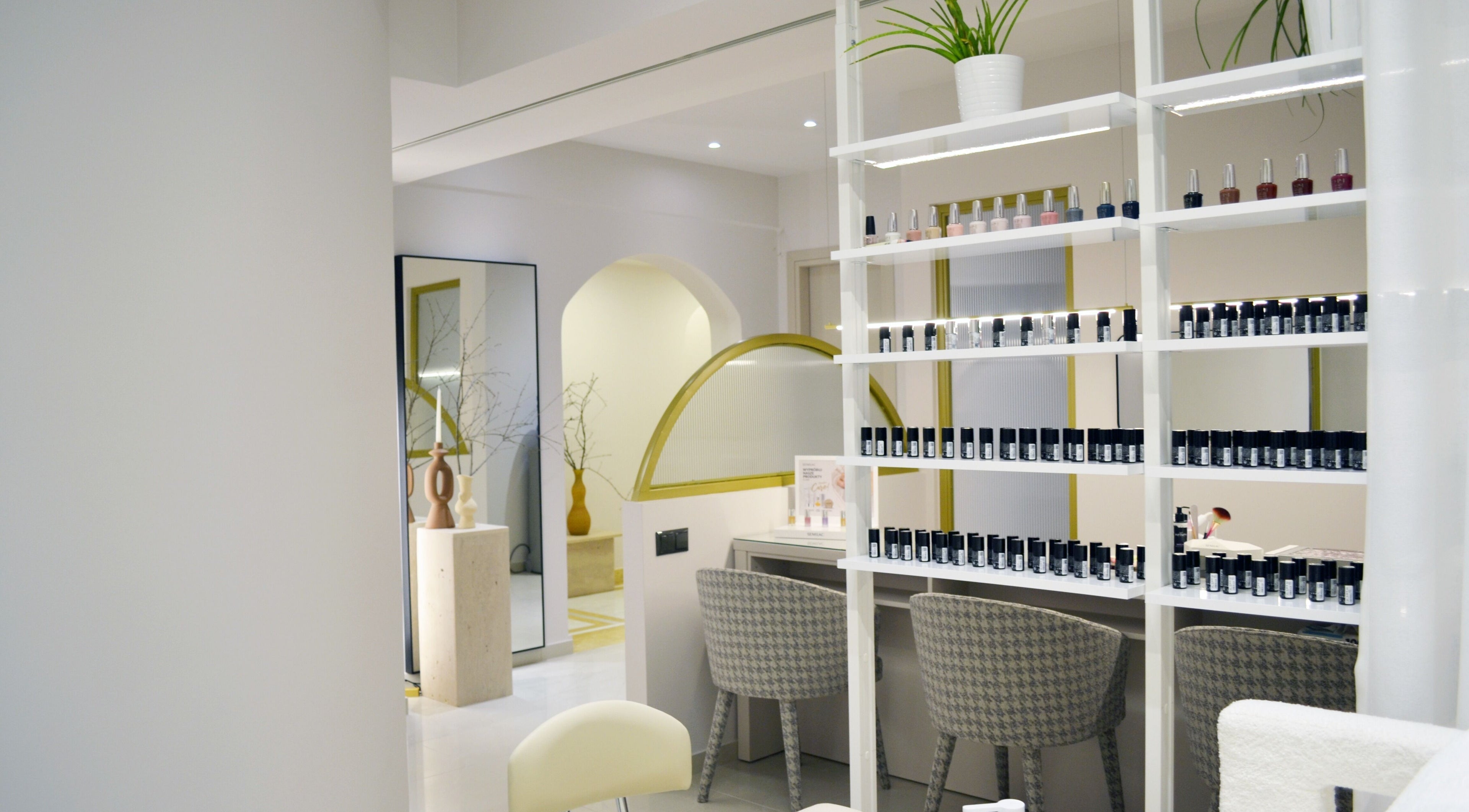 Μοντέρνος χώρος ομορφιάς στο Medi Well Kalamata, Καλαμάτα, GR με κομψά έπιπλα και προϊόντα.