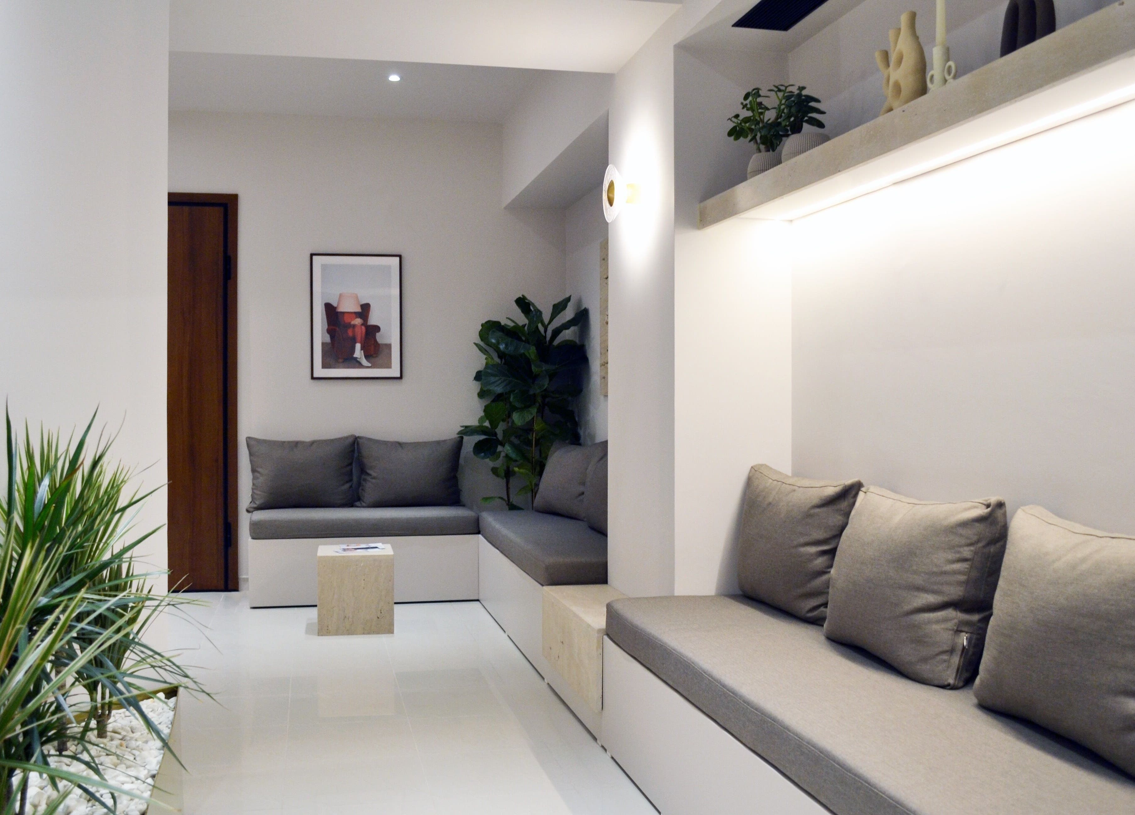 Μια ήρεμη γωνιά αναμονής στο Medi Well Kalamata, Καλαμάτα, GR με άνετους καναπέδες και μοντέρνα διακόσμηση.