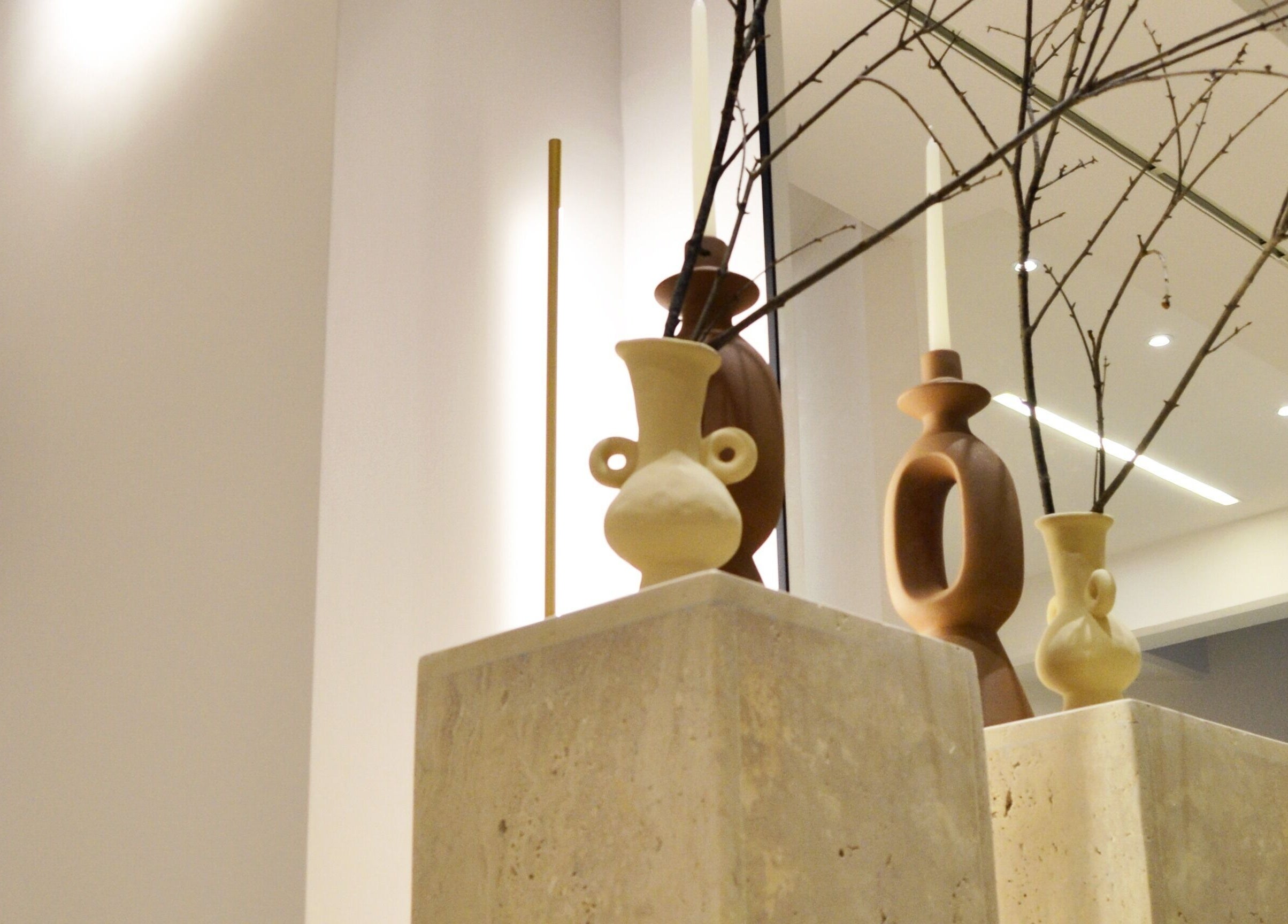 Κομψά αγγεία σε εσωτερικό χώρο του Medi Well Kalamata, Καλαμάτα, GR.