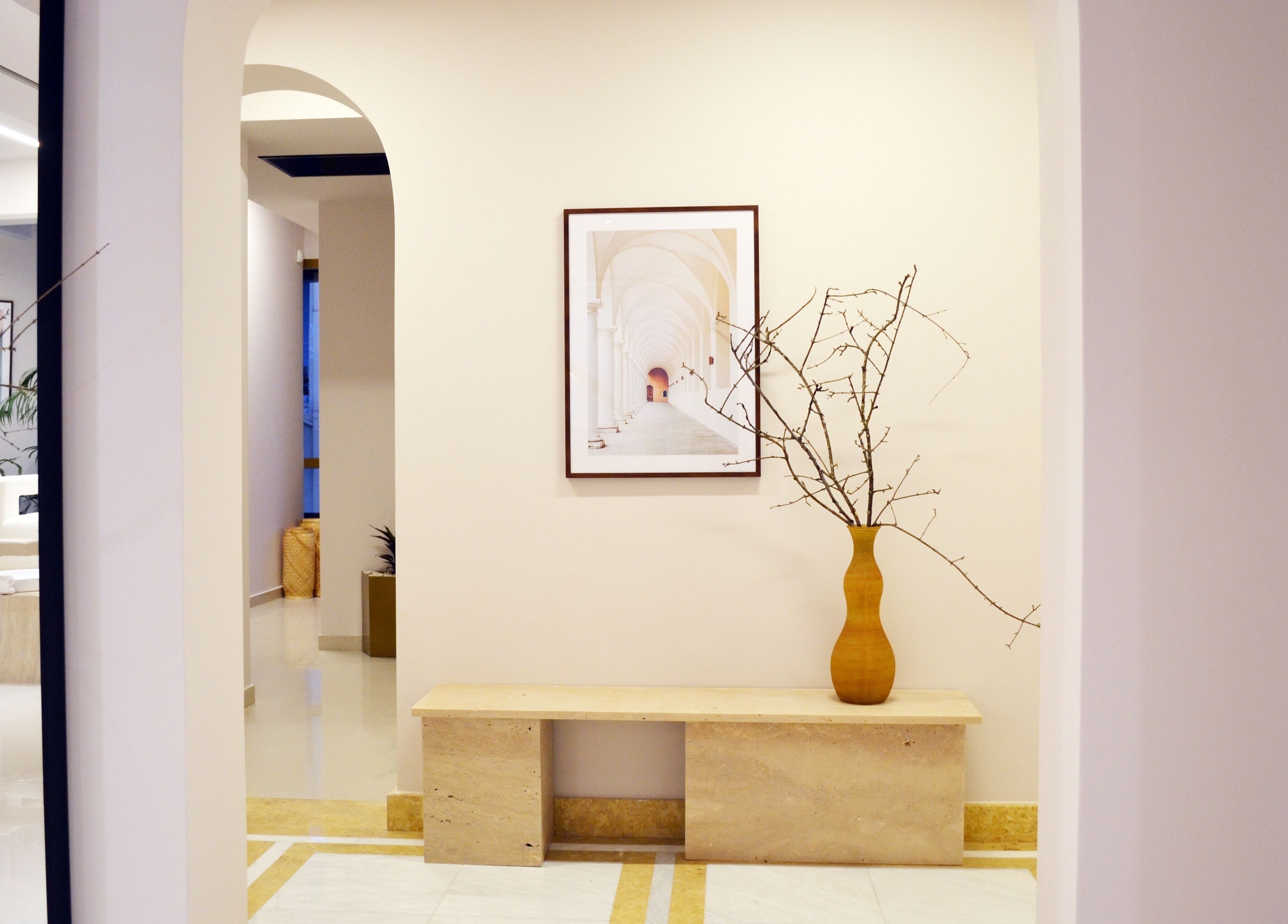 Κομψός εσωτερικός χώρος στο Medi Well Kalamata, Καλαμάτα, GR, με μινιμαλιστικό έργο τέχνης και βάζο.