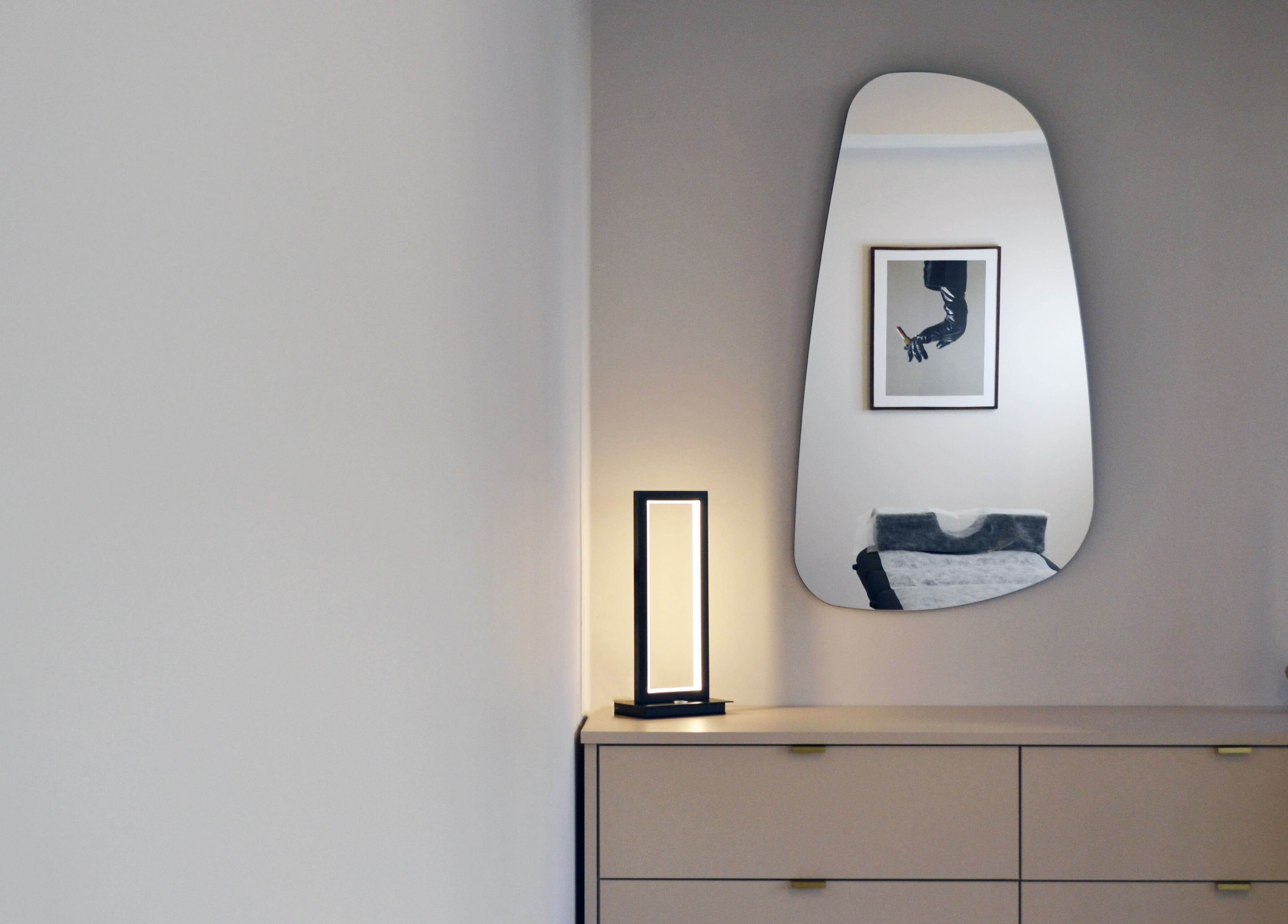 Κομψός καθρέφτης με διακόσμηση σε Medi Well Kalamata, Καλαμάτα, GR.