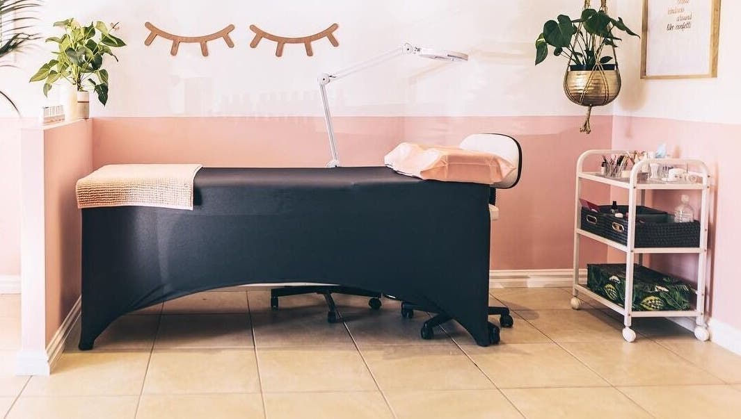 Relaxing beauty room at Lola’s Lash Artistry in Westville, KwaZulu-Natal, ZA, featuring a modern treatment bed.