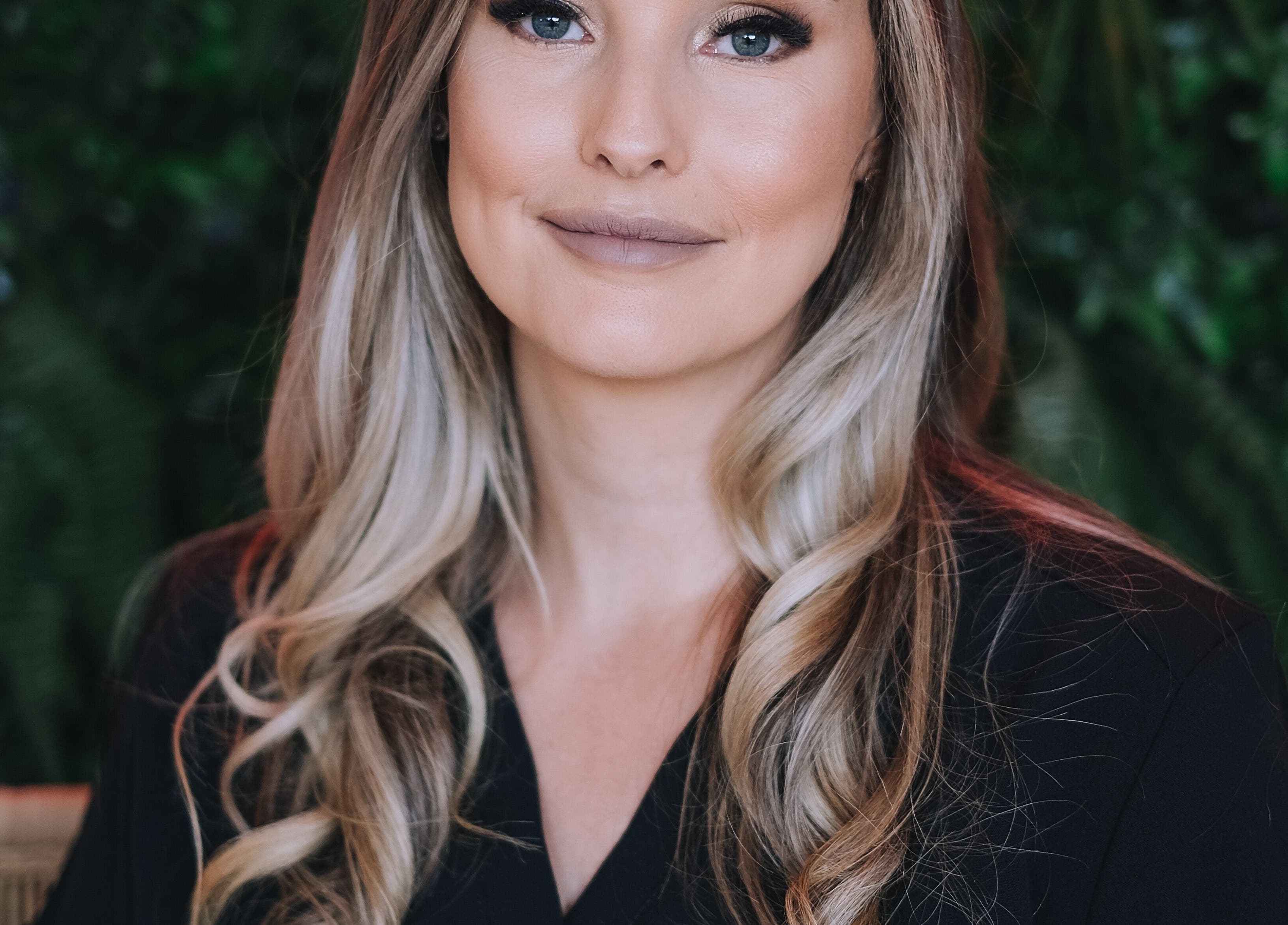 Professional beauty artist at Lola’s Lash Artistry, Westville, KwaZulu-Natal, ZA with lush greenery background.