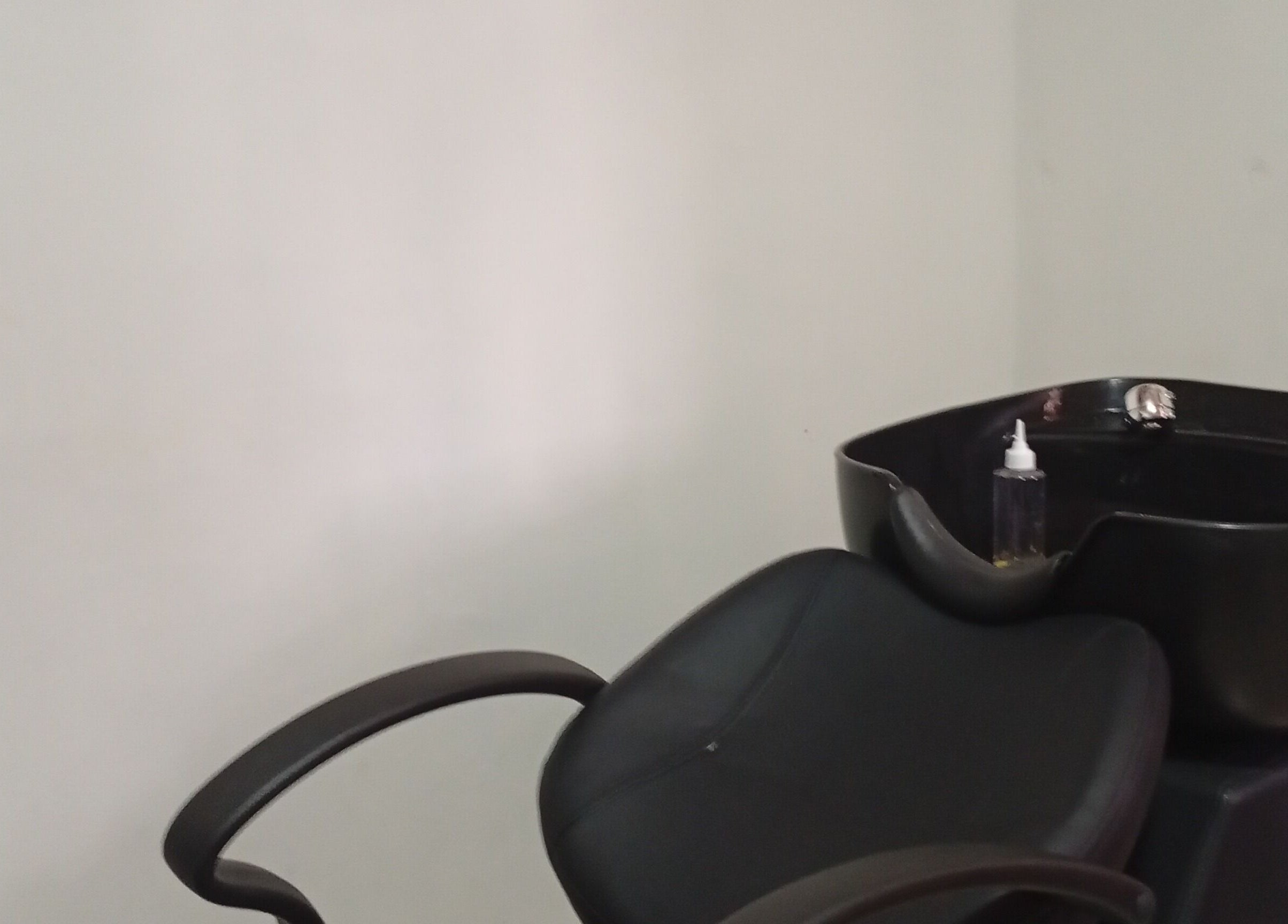 Elegante wasstation bij WaXaholic, Paramaribo, SR, voor eersteklas haarverzorging.