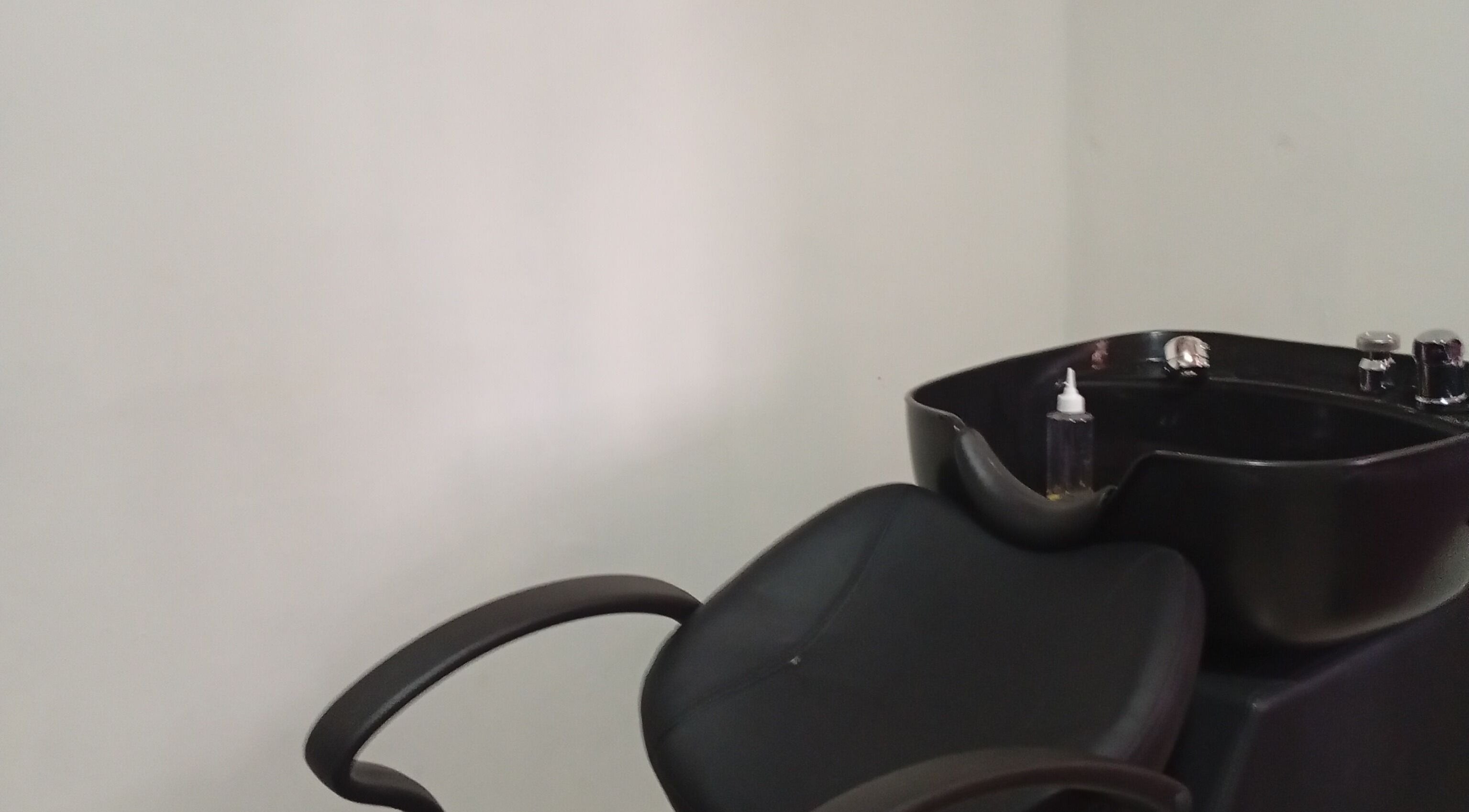 Elegante wasstation bij WaXaholic, Paramaribo, SR, voor eersteklas haarverzorging.