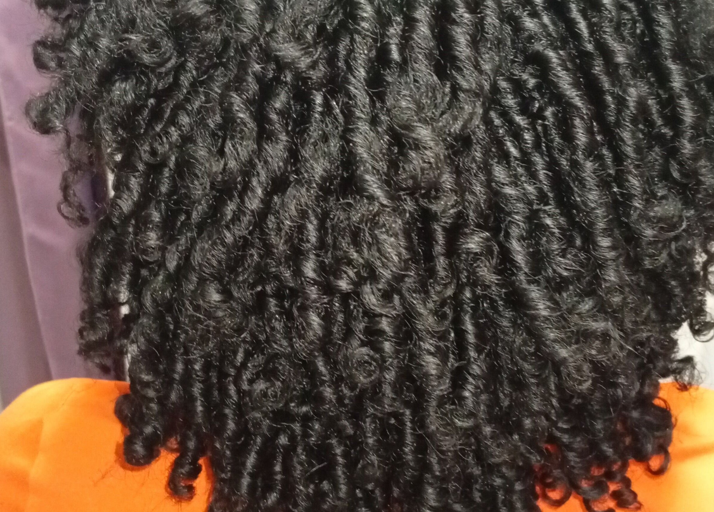 Prachtige gedraaide krullen verzorgd bij WaXaholic in Paramaribo, Paramaribo, SR.