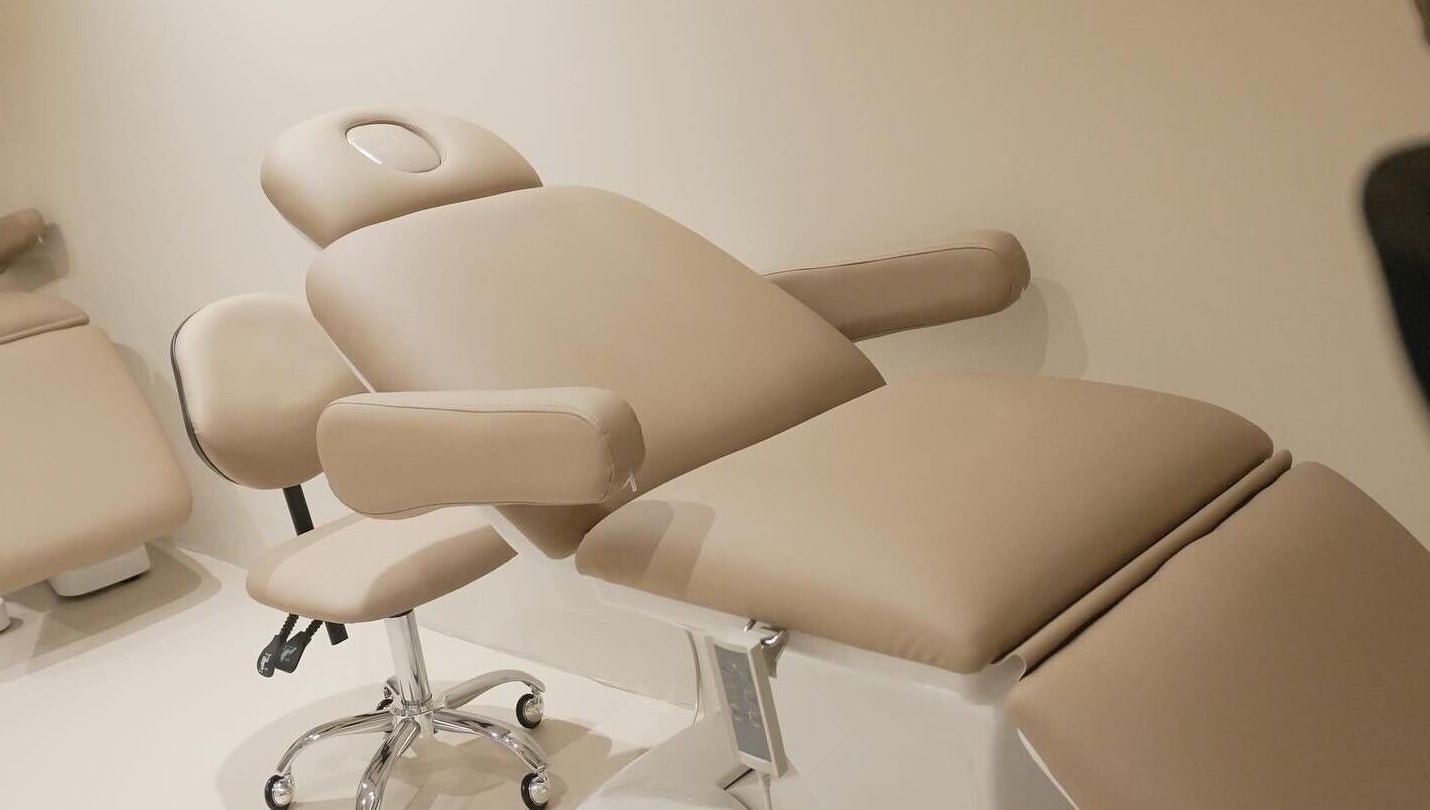 Luxurious treatment chair at nnstudio, Singapore, SG offering ultimate comfort for beauty and wellness therapies.