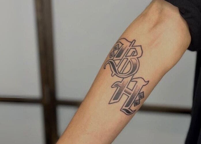 Tatuaje artístico de BH en brazo en BH Estudio, Piñeyro, Provincia De Buenos Aires, AR.