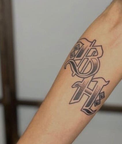 Tatuaje artístico de BH en brazo en BH Estudio, Piñeyro, Provincia De Buenos Aires, AR.