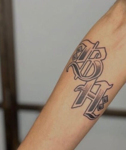 Tatuaje artístico de BH en brazo en BH Estudio, Piñeyro, Provincia De Buenos Aires, AR.