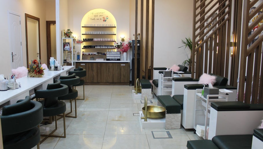 Royal Nails Salon – kuva 1