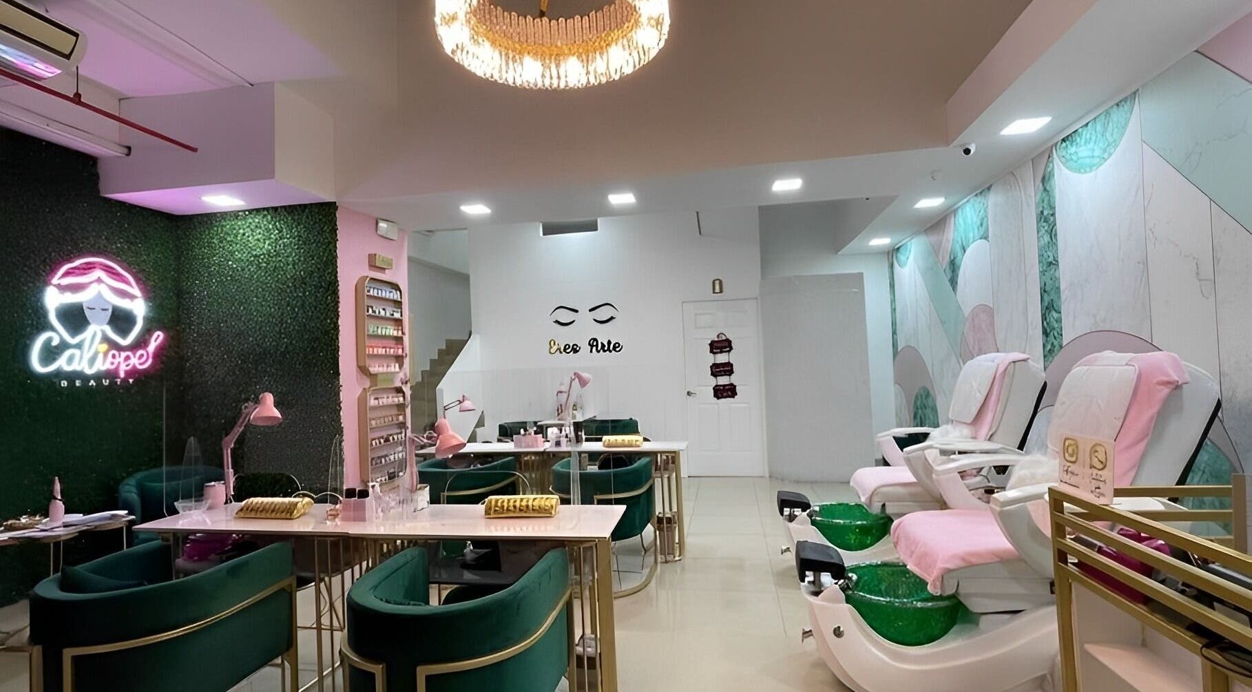 Interior de Caliope Beauty en Panamá, Panamá, PA, mostrando asientos de spa y decoración moderna.