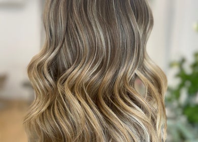 Elegant wavy blonde hair at Mica Hair, Melbourne, Victoria, AU, highlighting salon quality and style.
