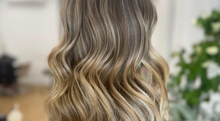 Elegant wavy blonde hair at Mica Hair, Melbourne, Victoria, AU, highlighting salon quality and style.