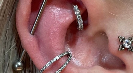 Empress Piercing Caerphilly Bild 3