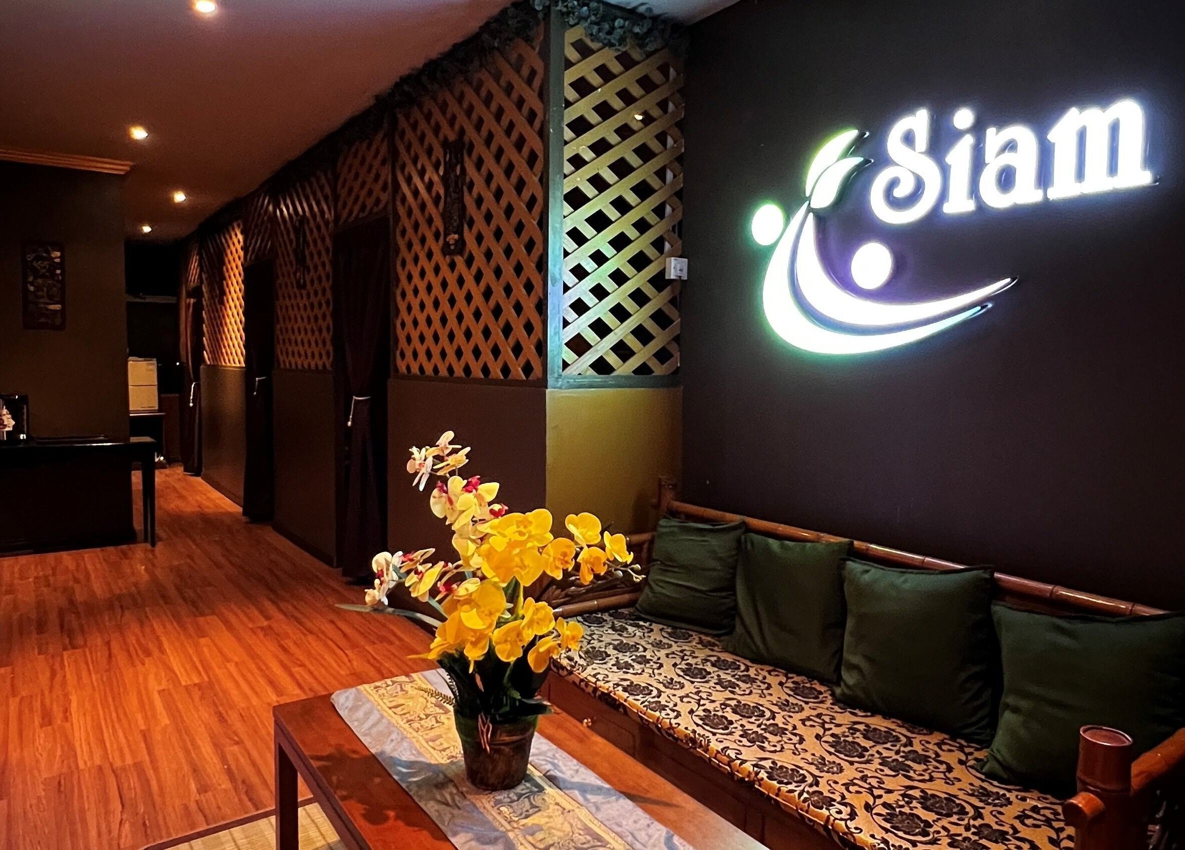 Siam Wellness Centre and Beauty Spa in Kota Kinabalu offers a cozy lounge area with elegant decor.