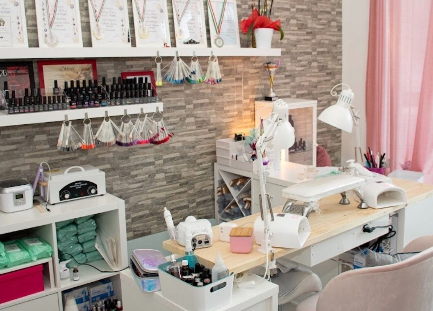 Interno elegante di Genj Furlan Nail Academy a Gorizia, Friuli-Venezia Giulia, IT con postazioni per manicure.