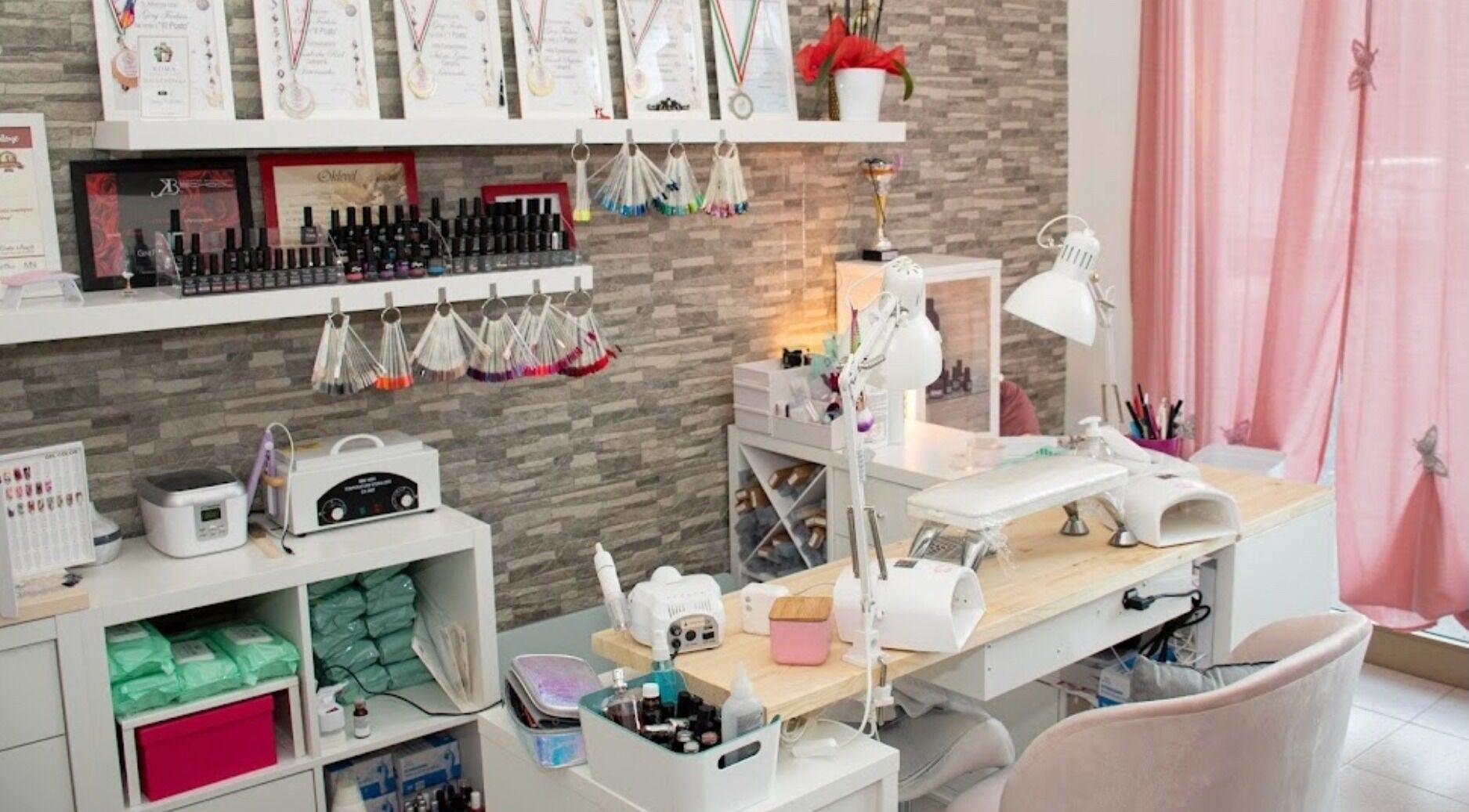 Interno elegante di Genj Furlan Nail Academy a Gorizia, Friuli-Venezia Giulia, IT con postazioni per manicure.