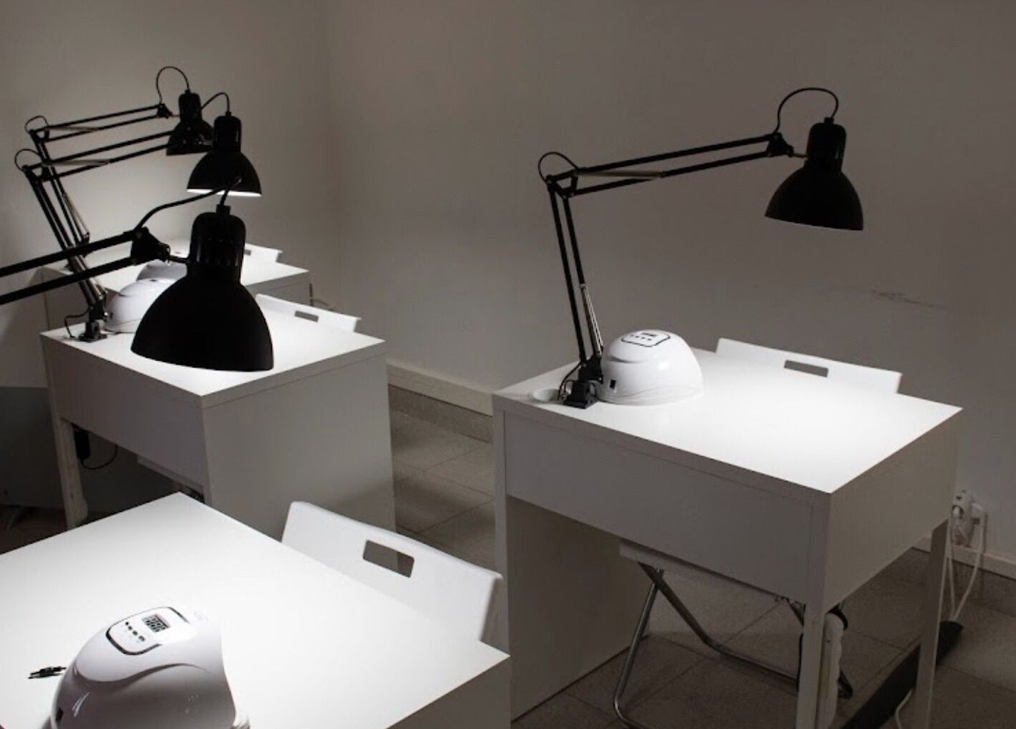 Postazione di lavoro minimalista presso Genj Furlan Nail Academy, Gorizia, Friuli-Venezia Giulia, IT.