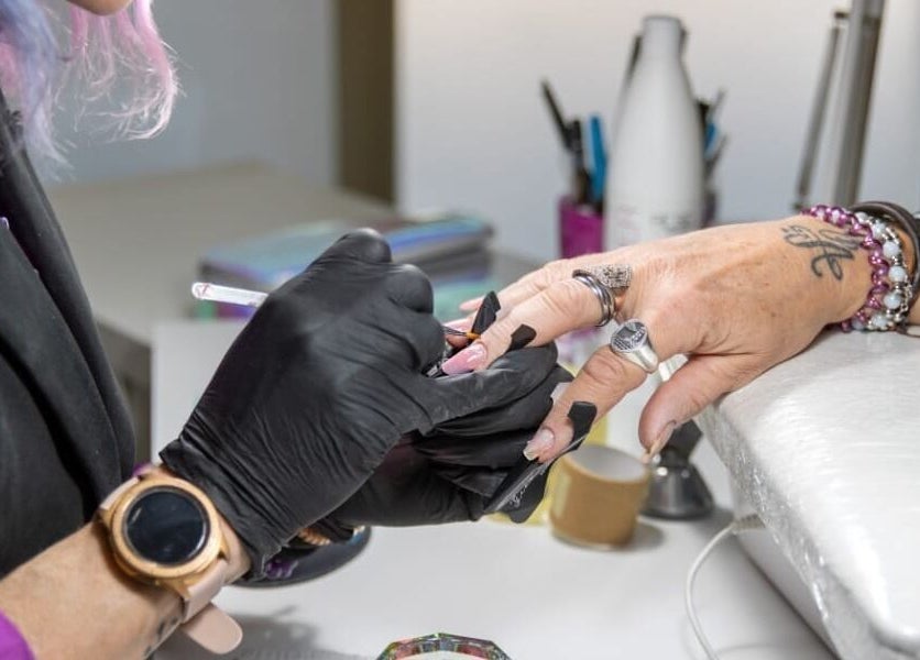 Estetista al lavoro su unghie presso Genj Furlan Nail Academy, Gorizia, Friuli-Venezia Giulia, IT.
