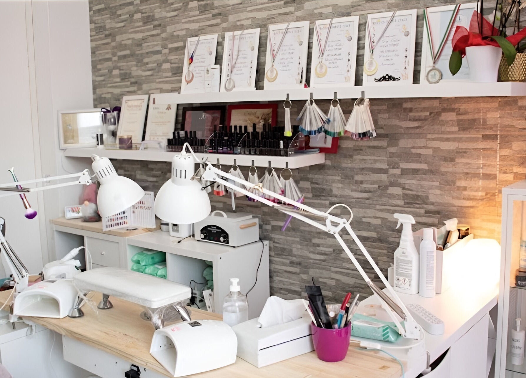 Interno elegante di Genj Furlan Nail Academy a Gorizia, Friuli-Venezia Giulia, IT, con arredamento e attrezzature moderne.