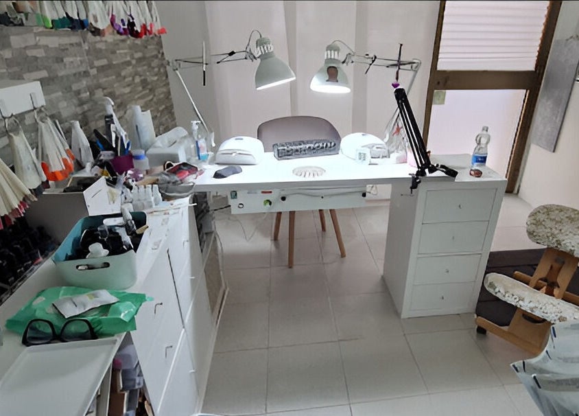 Postazione elegante presso Genj Furlan Nail Academy, Gorizia, Friuli-Venezia Giulia, IT, con attrezzature professionali.