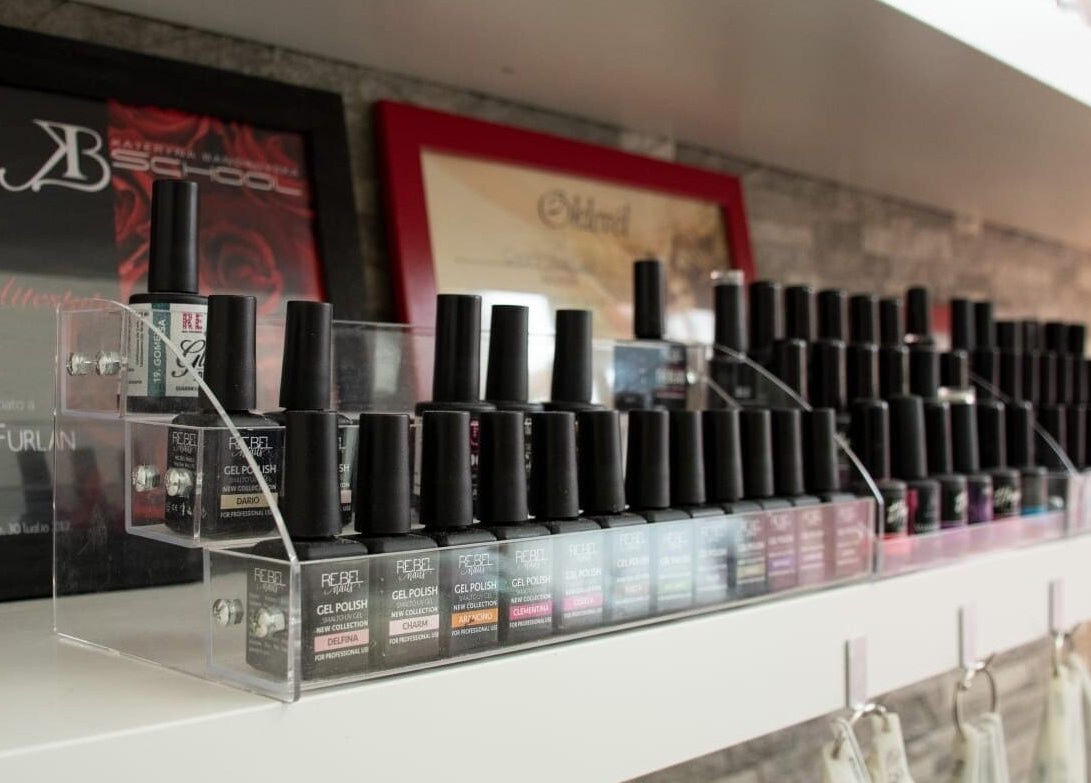 Esposizione di smalti alla Genj Furlan Nail Academy, Gorizia, Friuli-Venezia Giulia, IT.
