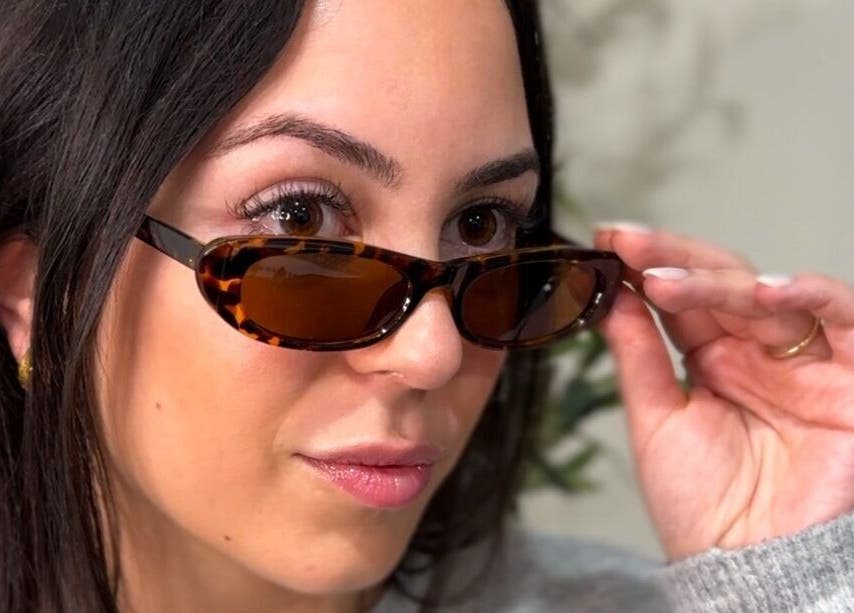 Stylish woman wearing sunglasses at Sculpt Studio - Studio des Cils in Laval, Québec, CA.