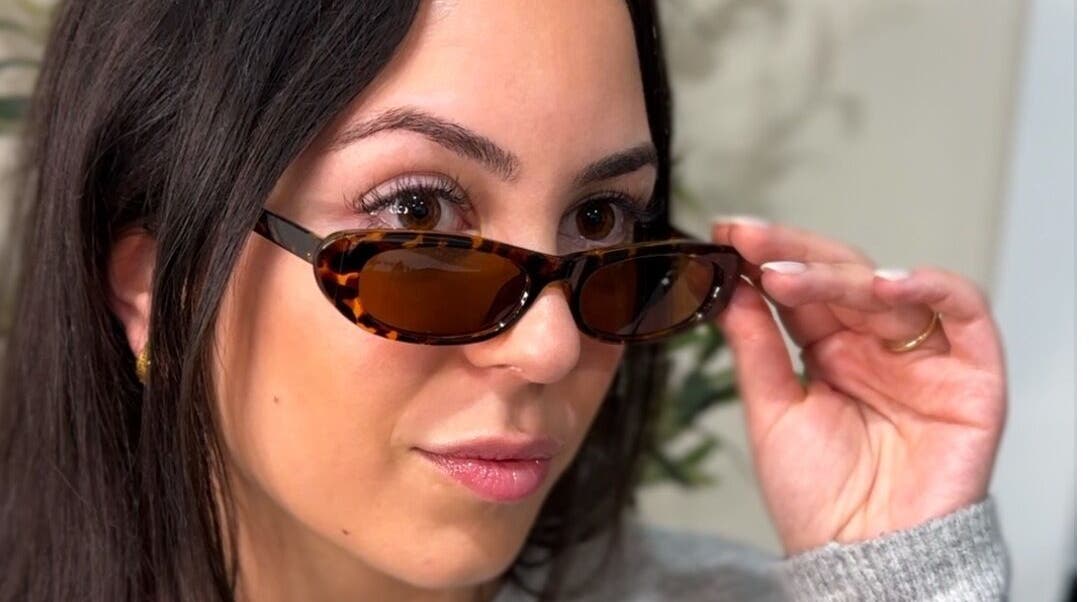 Stylish woman wearing sunglasses at Sculpt Studio - Studio des Cils in Laval, Québec, CA.