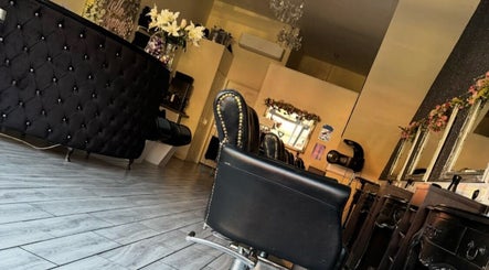 hình ảnh 2 của Chic Boutique Salon