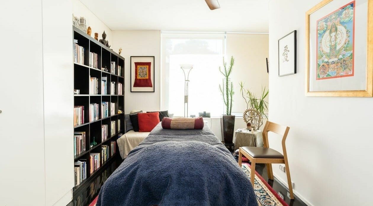Peaceful Reiki room with massage bed at Reiki Surry Hills, Sydney, New South Wales, AU.