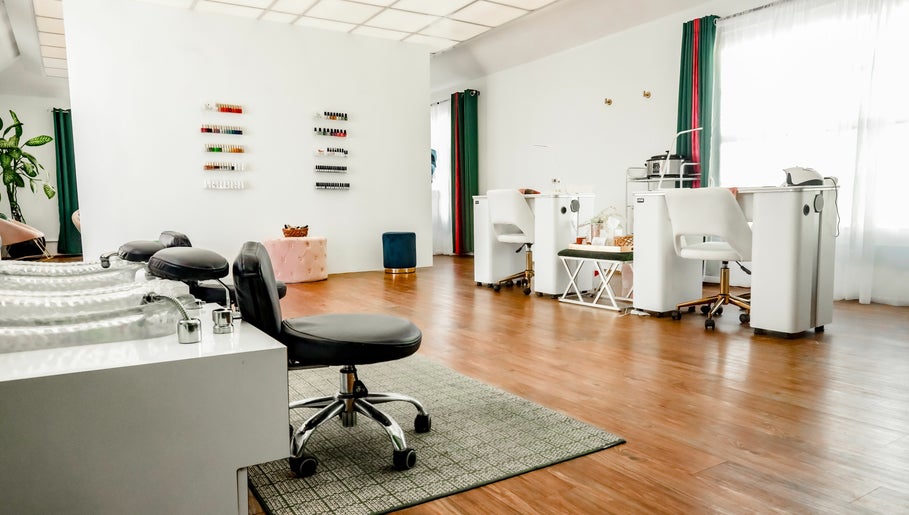 Lacquered Lounge image 1