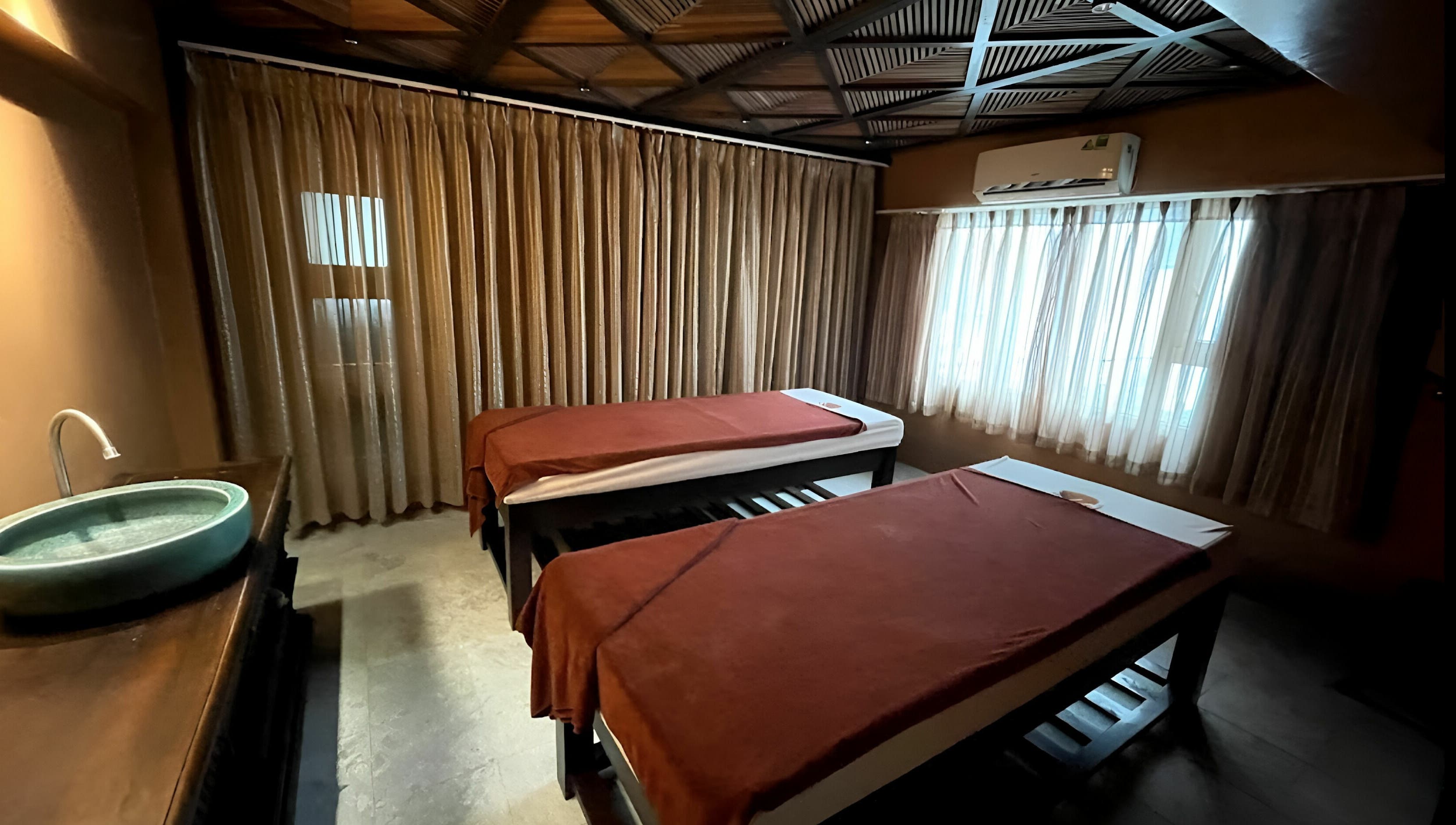 Cozy massage room at Dao's Care Spa - Ba Đình, Hà Nội, VN with warm lighting and comfortable beds.