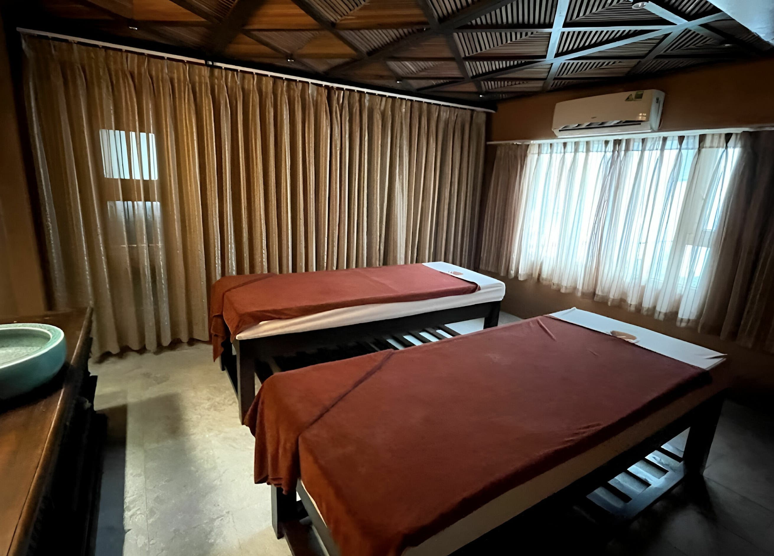 Cozy massage room at Dao's Care Spa - Ba Đình, Hà Nội, VN with warm lighting and comfortable beds.