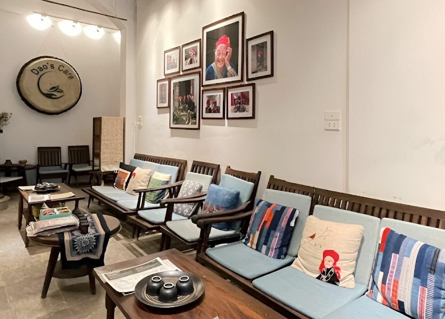 Relaxed seating at Dao's Care Spa - Ba Đình in Hà Nội, VN, featuring cozy chairs and accent pillows.