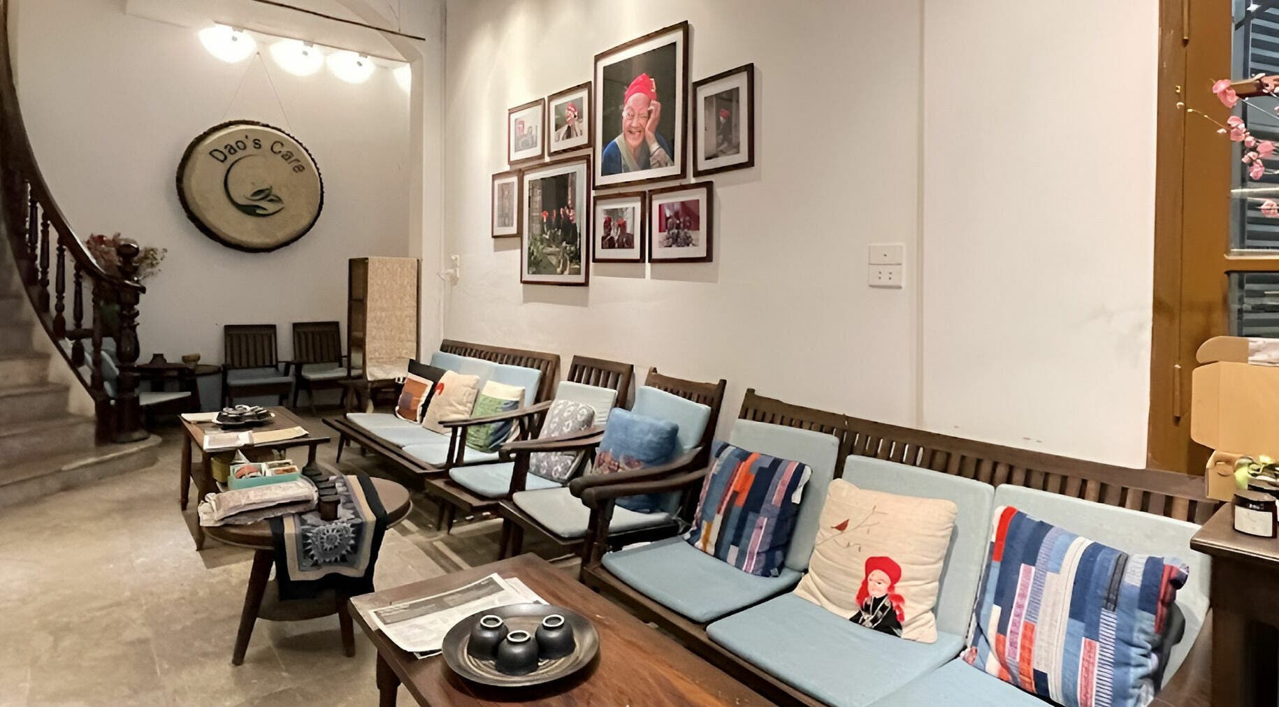 Relaxed seating at Dao's Care Spa - Ba Đình in Hà Nội, VN, featuring cozy chairs and accent pillows.