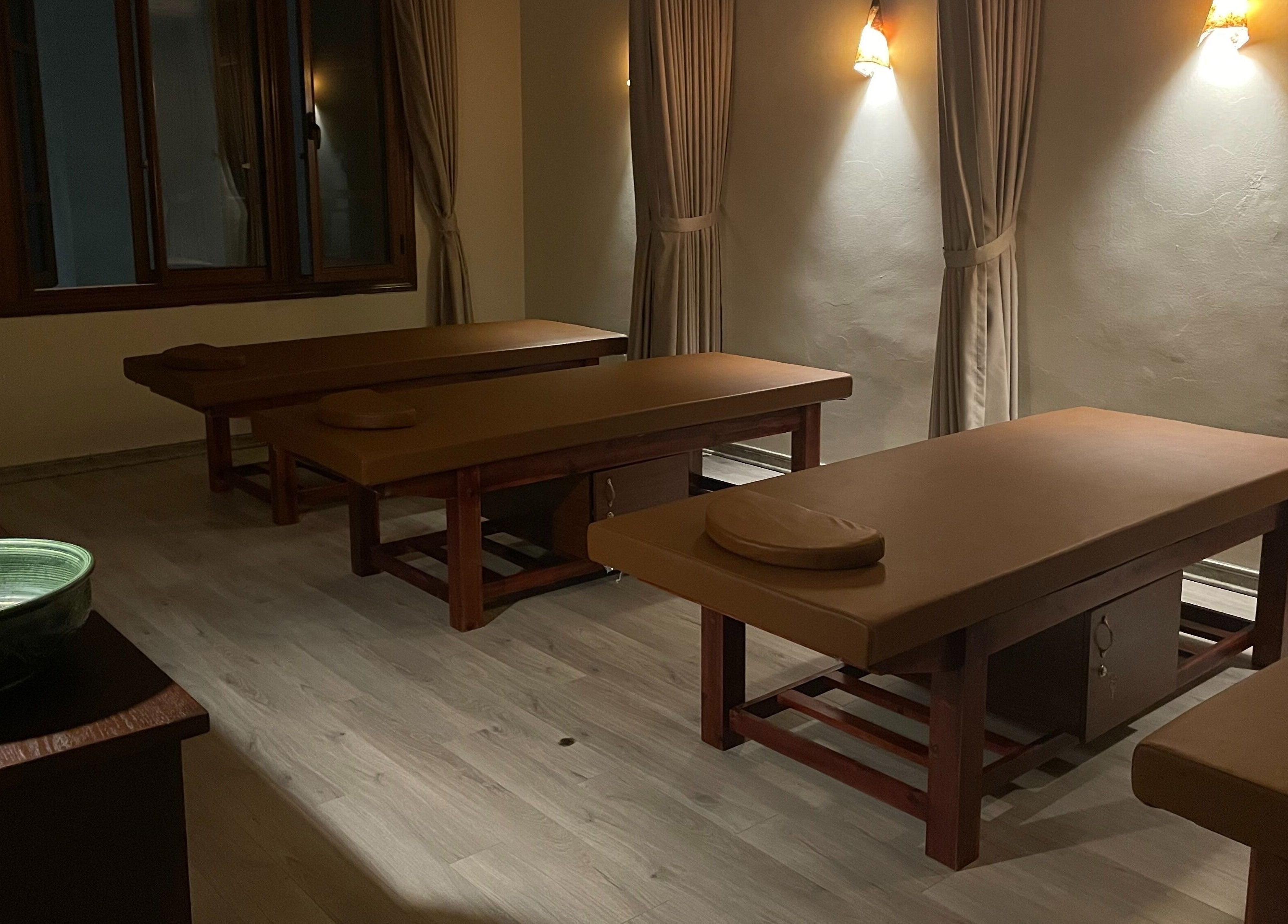 Peaceful massage room at Dao's Care Spa - Tây Hồ, Hà Nội, VN with ambient lighting and serene decor.
