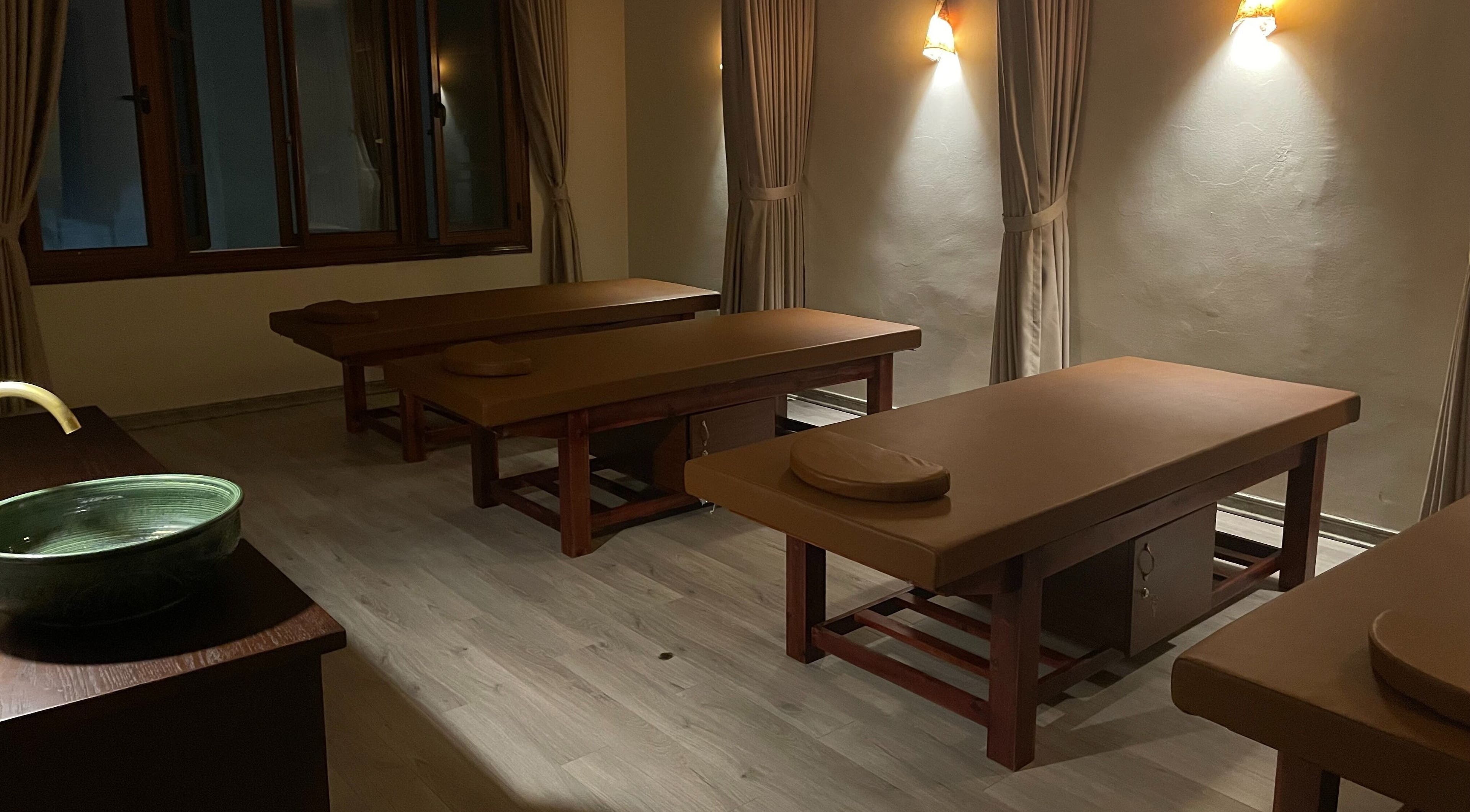 Peaceful massage room at Dao's Care Spa - Tây Hồ, Hà Nội, VN with ambient lighting and serene decor.