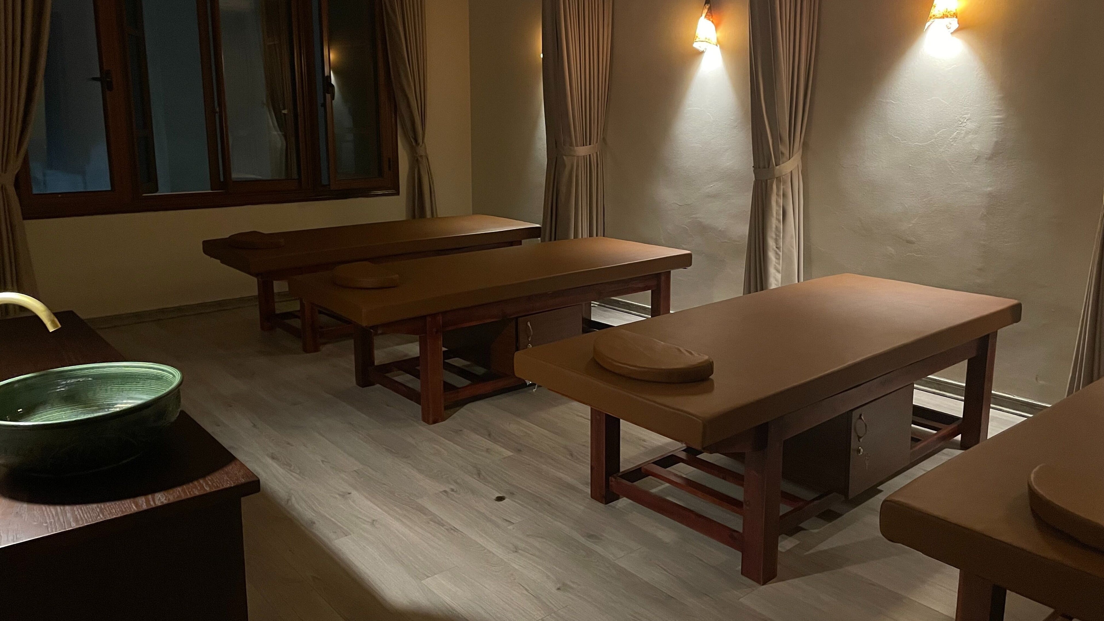 Peaceful massage room at Dao's Care Spa - Tây Hồ, Hà Nội, VN with ambient lighting and serene decor.